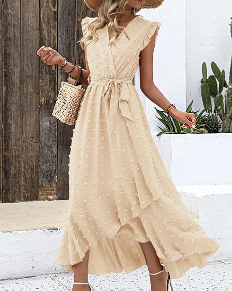 Elegante geplooide dames midi jurk met stijlvol stippenpatroon, perfect voor zomerse dagen.