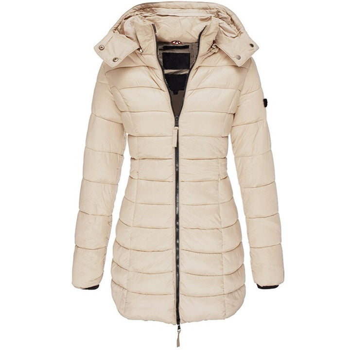 Rugzicht van de warme dames donsjack met capuchon, ideaal voor herfst- en wintermode. Comfortabel en elegant.
