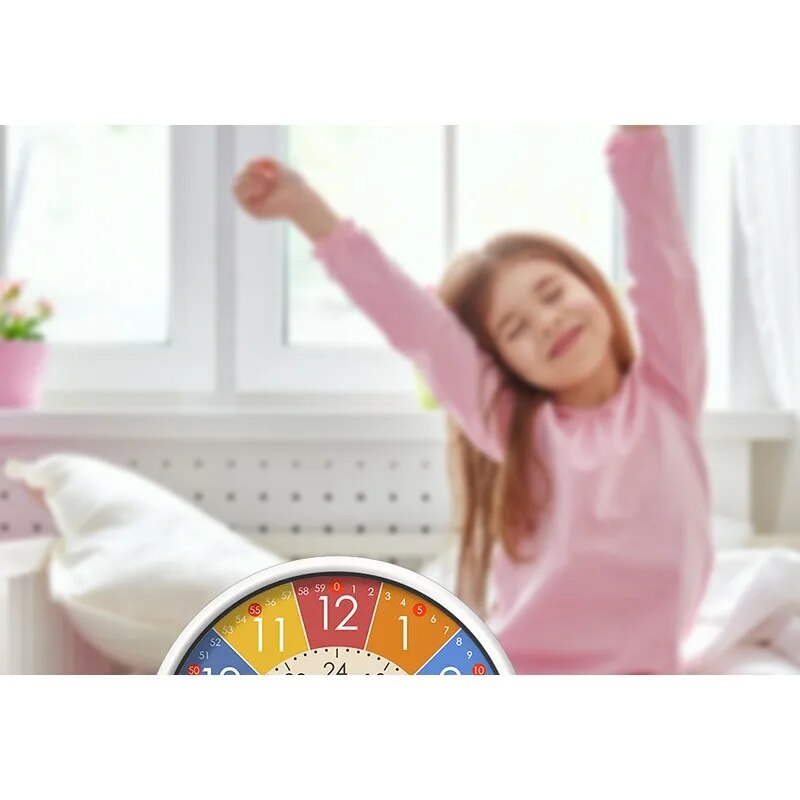 Kleurrijke educatieve kinderwekker met puzzel stimuleert leren en plezier voor kinderen in hun kinderkamer.