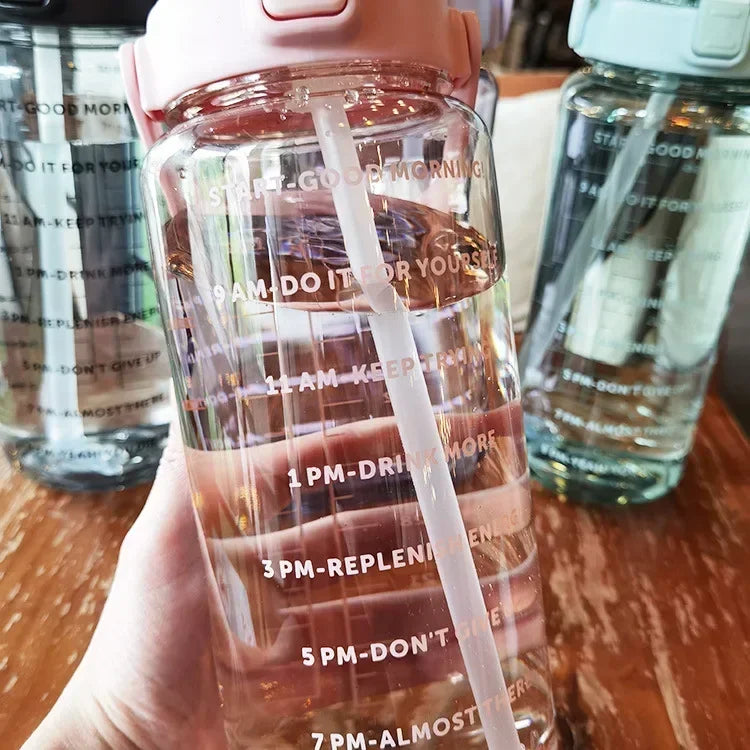 Stevige 2L waterfles met rietje en motiverende tijdmarkeringen; ondersteunt je hydratatiedoelen voor een gezonde levensstijl.