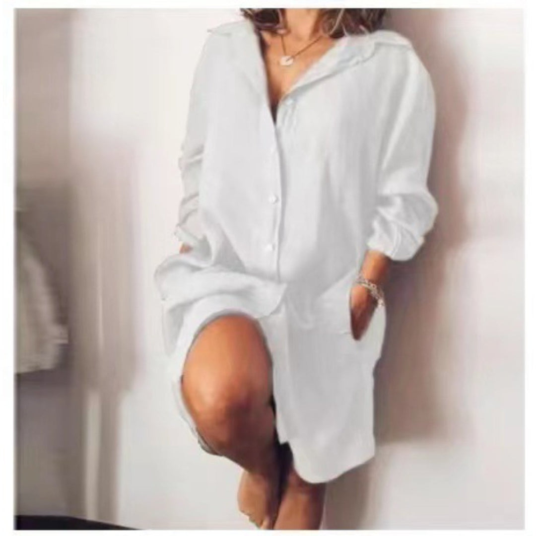 Lange damesblouse met elegante snit en vloeiende stof, geschikt voor diverse outfits.