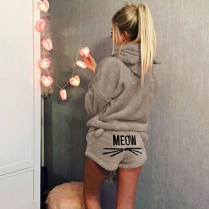 Dames capuchon pyjama van comfortabel fleece; een zachte en warme set voor ultieme ontspanning thuis.