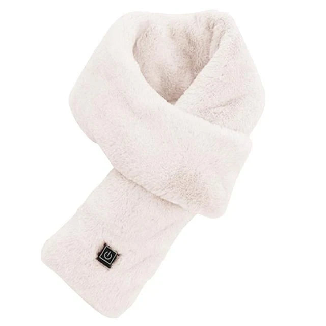 Model draagt de uniseks Merel verwarmde sjaal, genietend van comfortabele warmte in stijl.