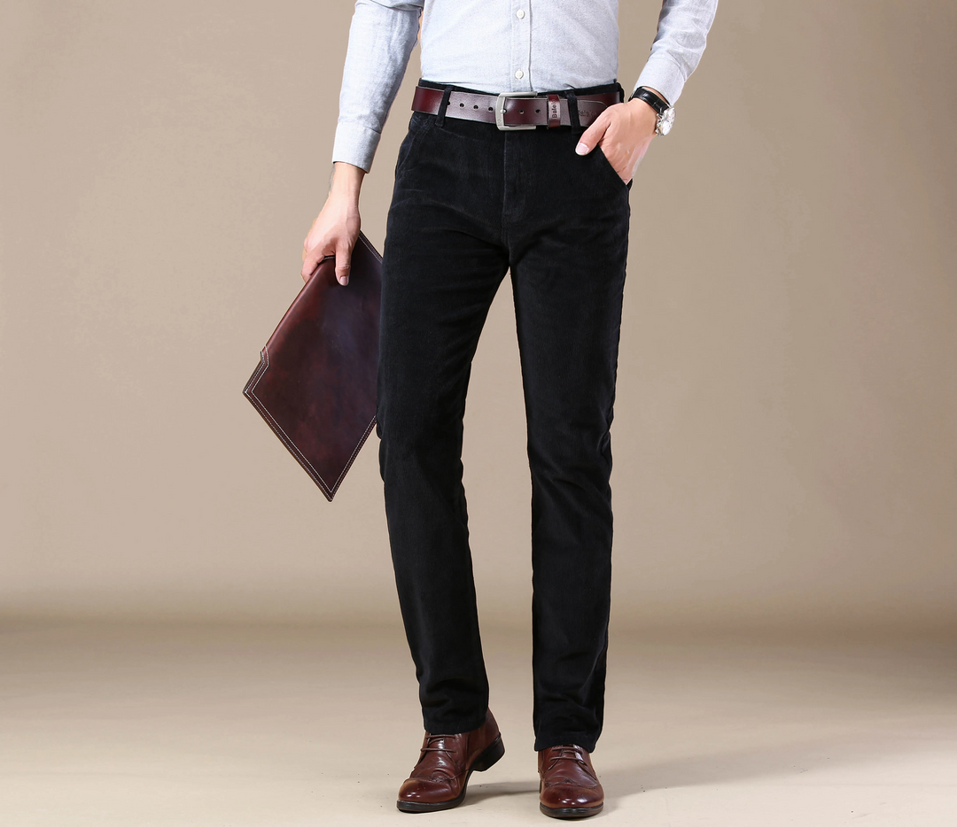 Nieuwe collectie: Ademende en comfortabele heren corduroy broek. Stijlvolle nette pantalon met rechte pijpen.