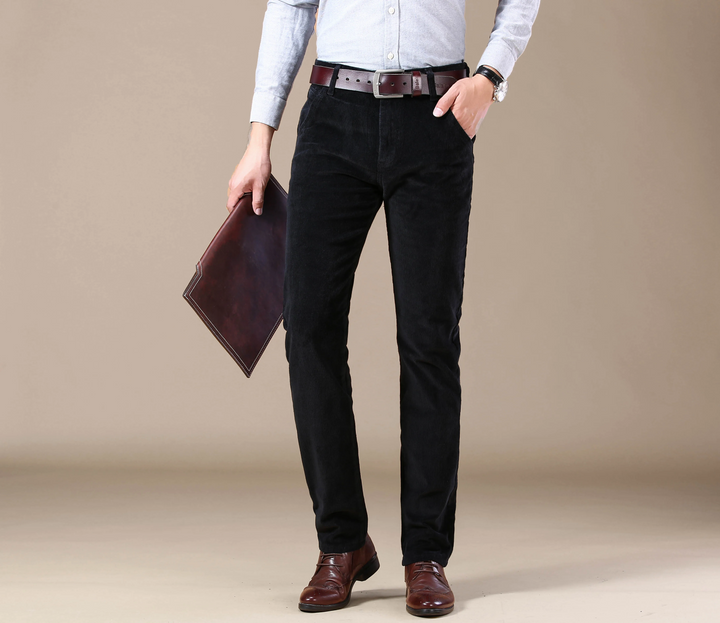 Nieuwe collectie: Ademende en comfortabele heren corduroy broek. Stijlvolle nette pantalon met rechte pijpen.