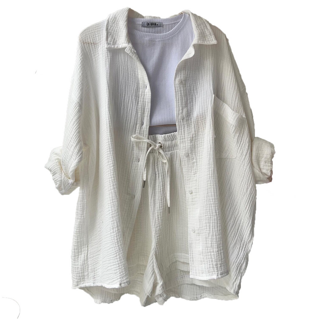 Close-up van de zachte katoenen stof van de trendy dames zomerset, comfortabel en ademend.