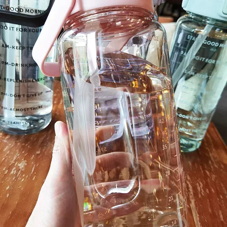 Grote drinkfles 2 liter met rietje en tijdschaal; makkelijk te reinigen en vullen, perfect voor constante hydratatie.