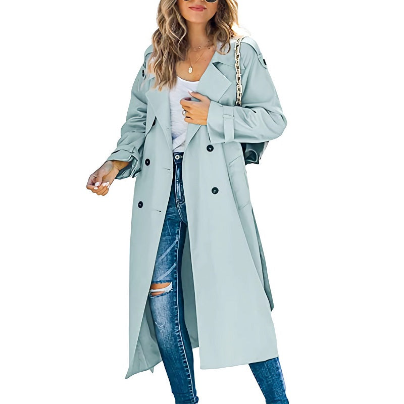 Nieuwe collectie: modieuze lange dames trenchcoat, klassieke bovenkleding met moderne flair.