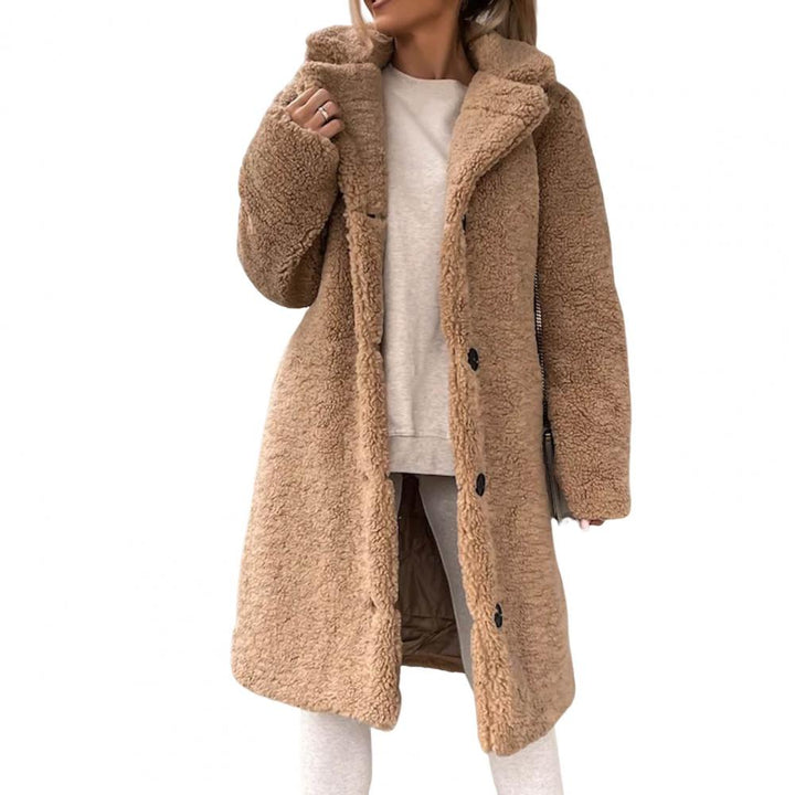 Comfortabele dames teddy winterjas met opvallende knopen. Ideaal voor koude winterdagen.