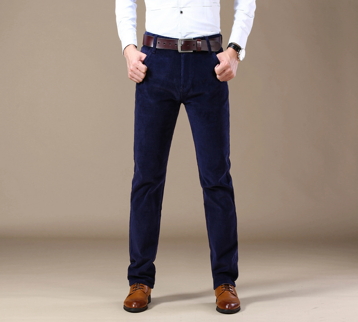 Moderne heren corduroy broek met rechte pijpen, verkrijgbaar in diverse kleuren. Nette en ademende pantalons.