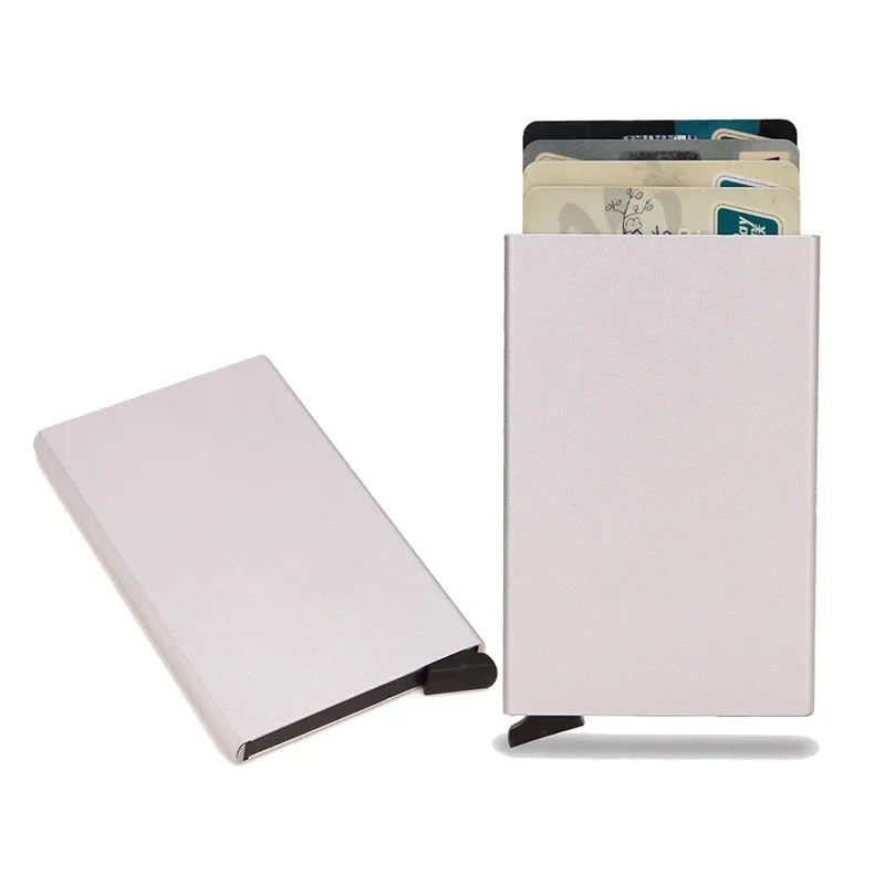 Open metalen RFID portemonnee toont ruimte voor diverse herenkaarten, dun en functioneel.