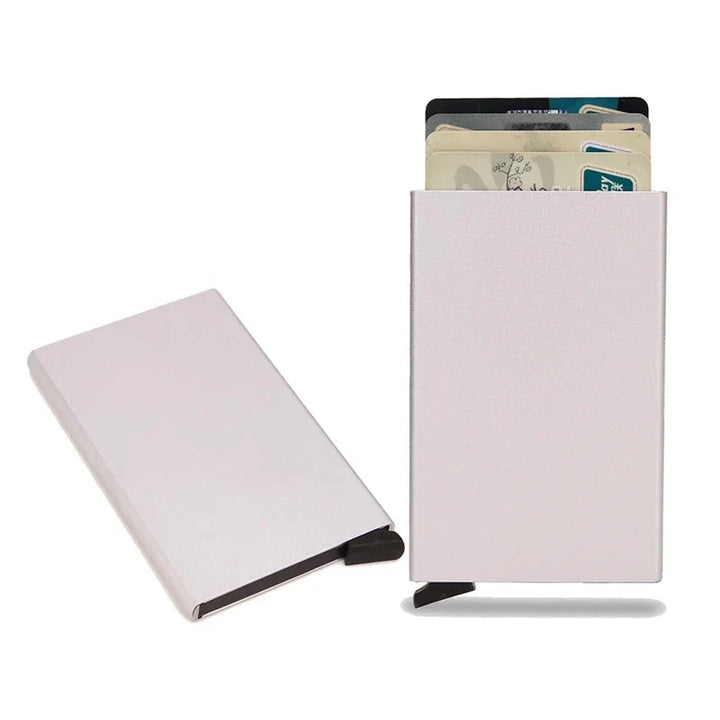 Open metalen RFID portemonnee toont ruimte voor diverse herenkaarten, dun en functioneel.