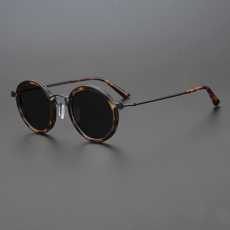 Stijlvolle unisex zonnebril met comfortabel metalen frame en gepolariseerde glazen voor helder zicht.