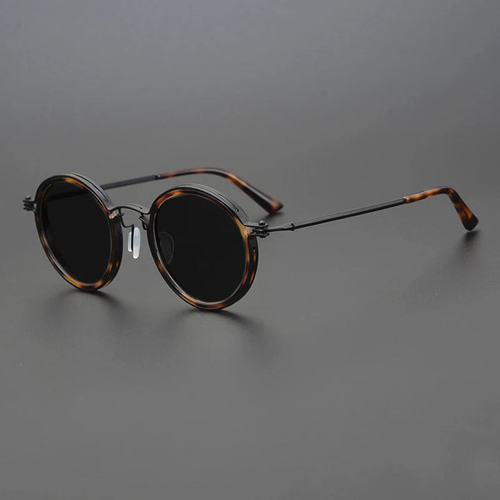 Stijlvolle unisex zonnebril met comfortabel metalen frame en gepolariseerde glazen voor helder zicht.