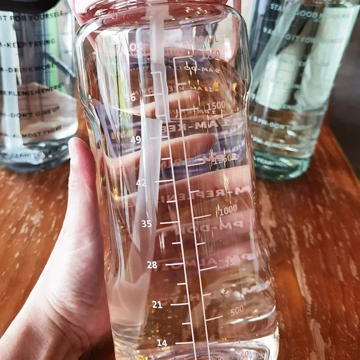 Waterfles 2000 ml met rietje; duidelijke tijdmarkering motiveert je om voldoende te drinken, voor een actieve levensstijl.