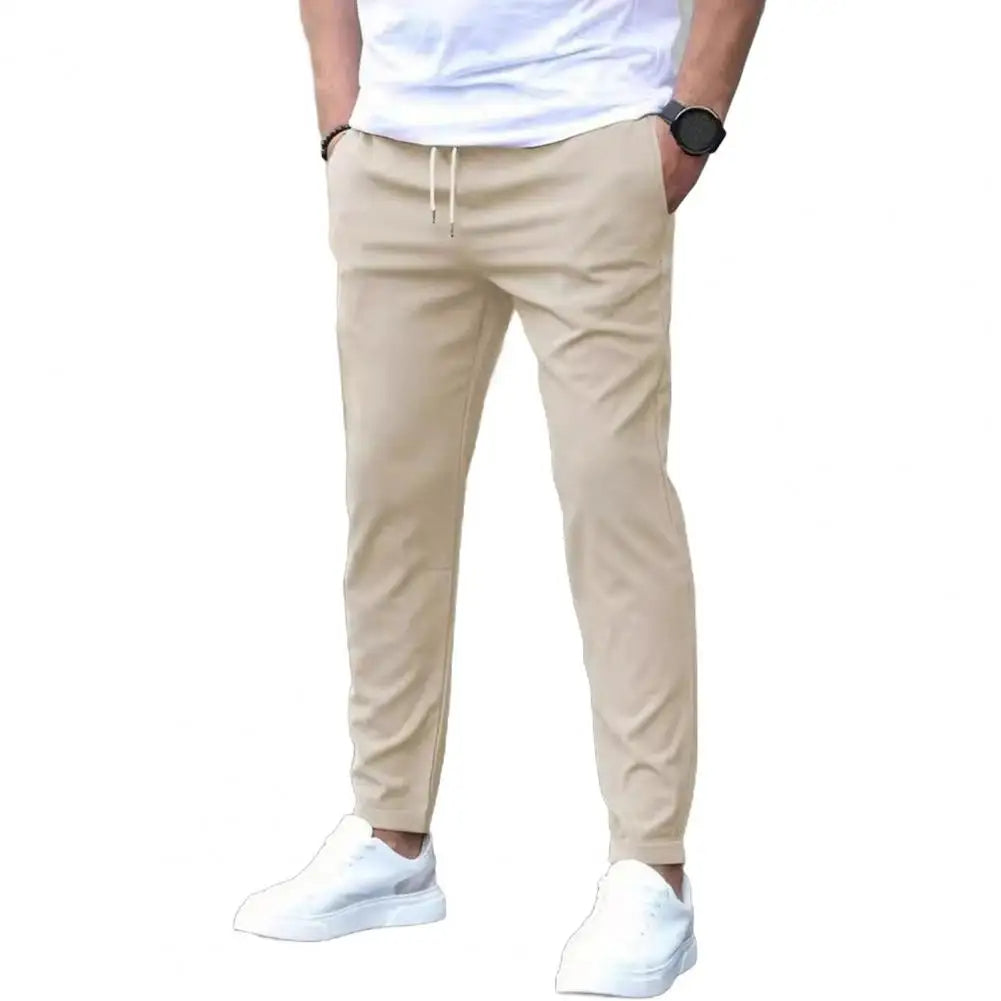 Detail van de elastische tailleband met trekkoord van de comfortabele heren joggingbroek.