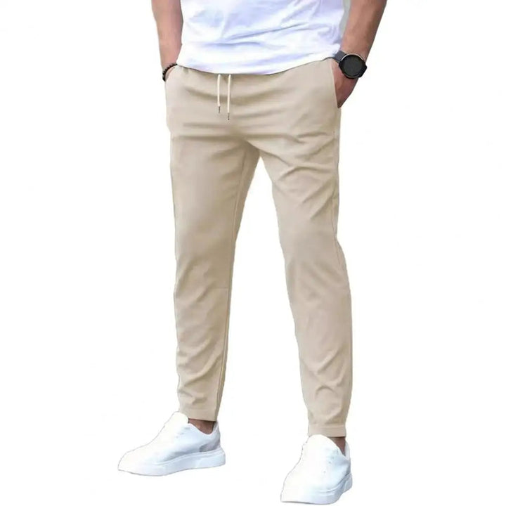 Detail van de elastische tailleband met trekkoord van de comfortabele heren joggingbroek.