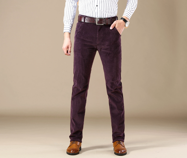 Man draagt comfortabele heren corduroy broek met rechte pijpen. Stijlvolle en ademende casual herenmode.