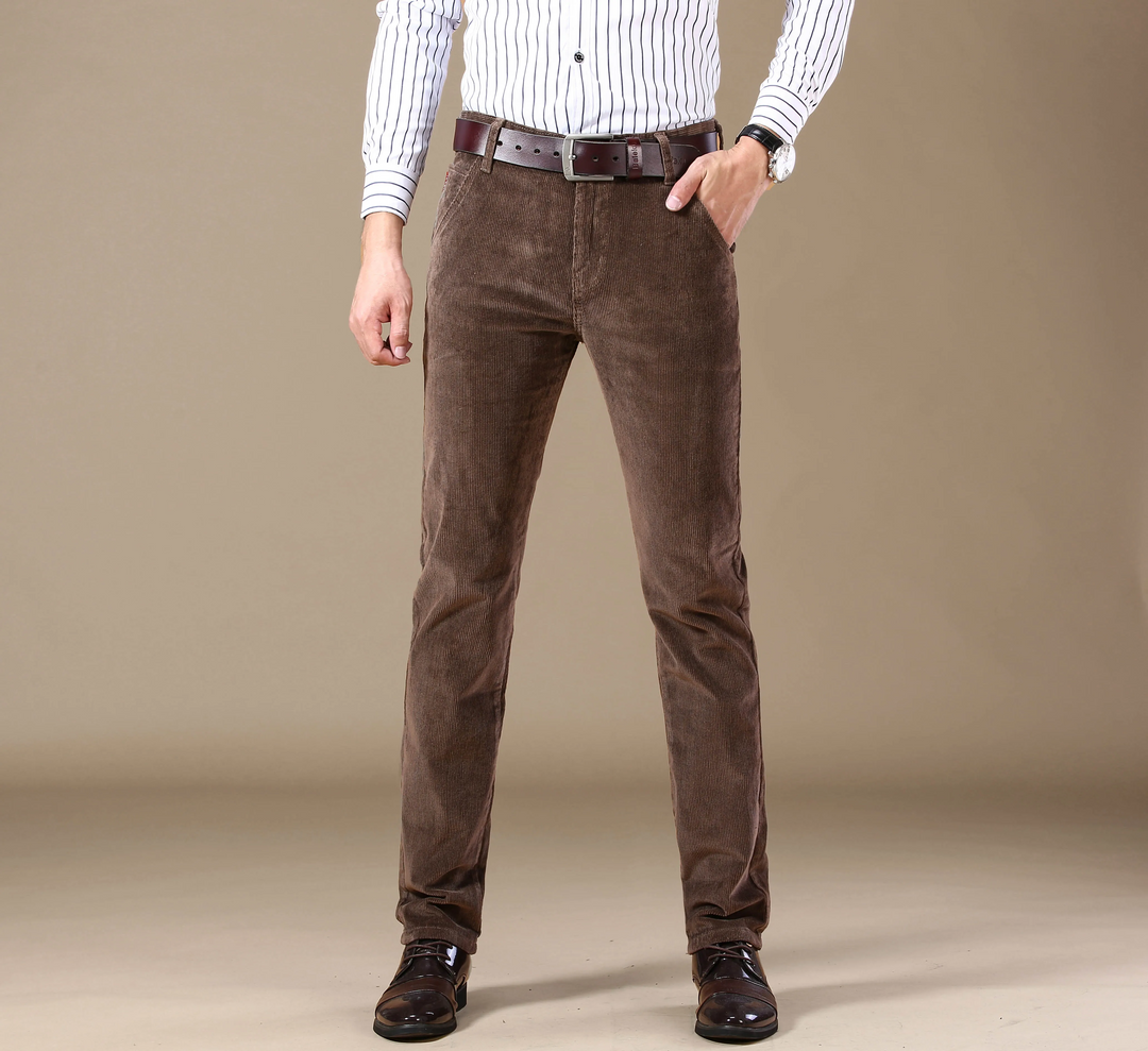Heren nette corduroy broek met rechte pijpen in stijlvolle kleur. Comfortabele en ademende herenmode.