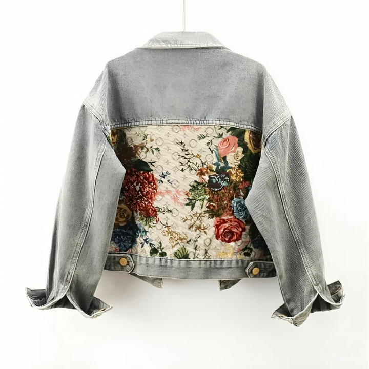 Modern dames denim jack met levendige bloemenprint; een frisse toevoeging aan elke outfit.
