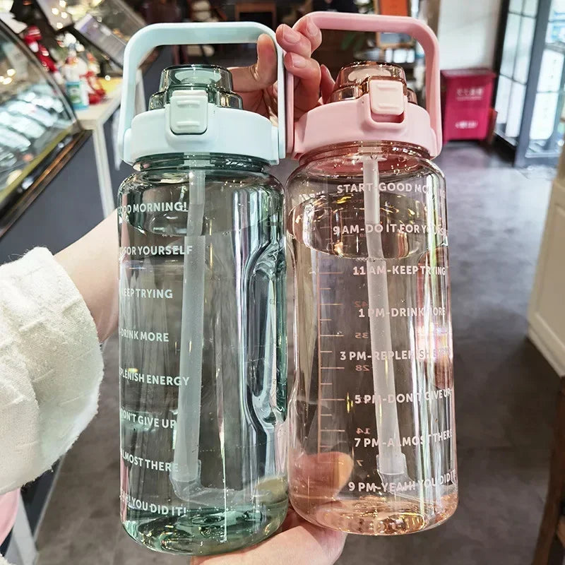 Detail rietje van 2L waterfles: makkelijk opklapbaar, lekvrij ontwerp voor snel en comfortabel drinken tijdens sport.