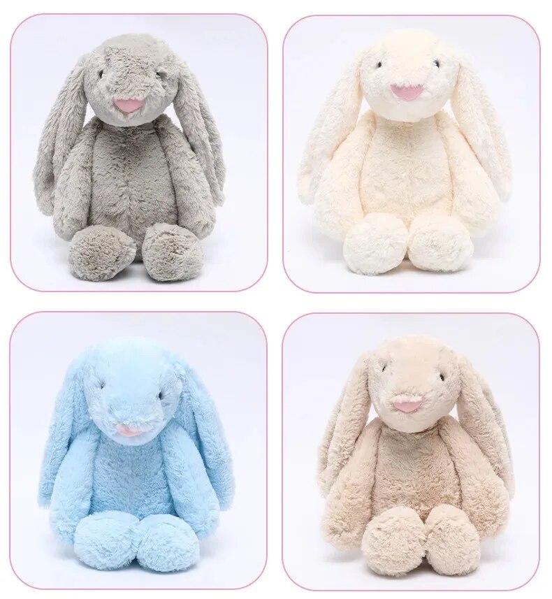 Detail van een schattig, zacht pluche konijn met lange oren, onmisbaar baby knuffeldier en speelgoed.