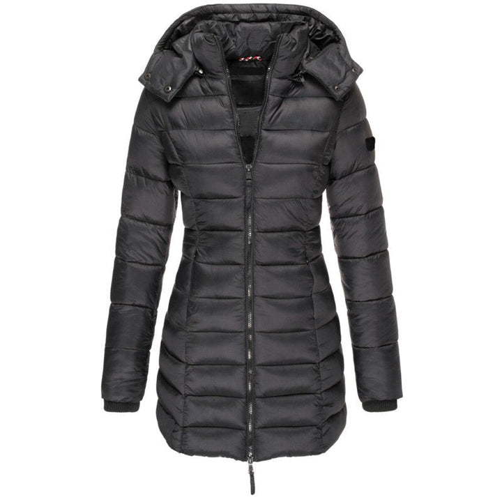 Dames winterjas 'Olivia' buiten gedragen, toont het comfort en de stijl van deze warme buitenkleding.
