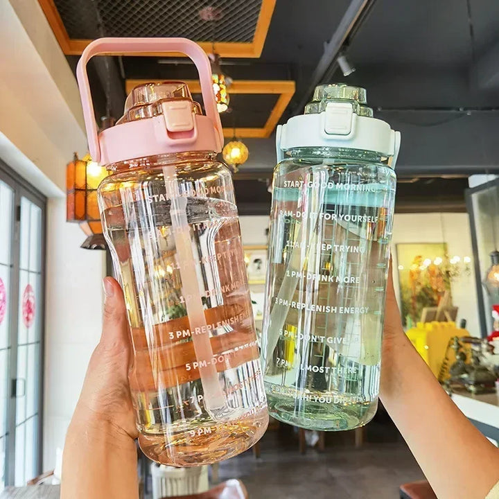 Close-up van tijdmarkeringen op 2L drinkfles; helpt je hydratatie bij te houden en drinkpatronen te verbeteren.