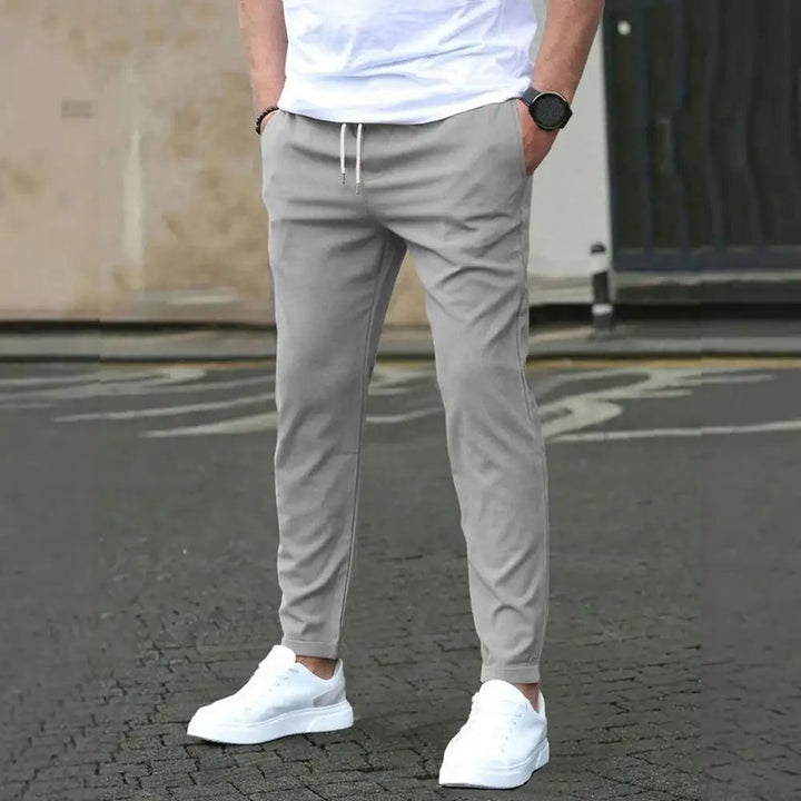 Heren joggingbroek van polyester, comfortabel en casual voor dagelijks gebruik of sport.