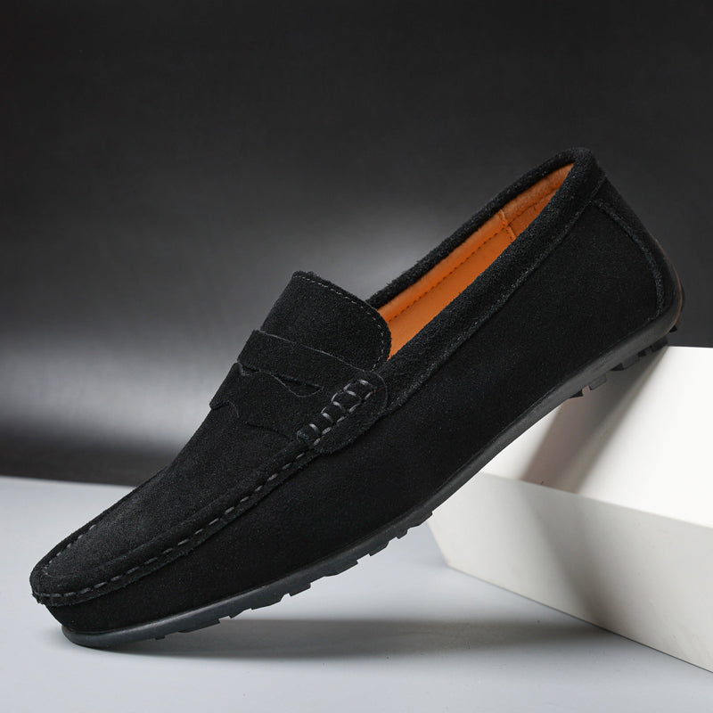 Klassieke zwarte leren heren loafers met subtiele stiksels, perfect voor een nette en formele uitstraling.