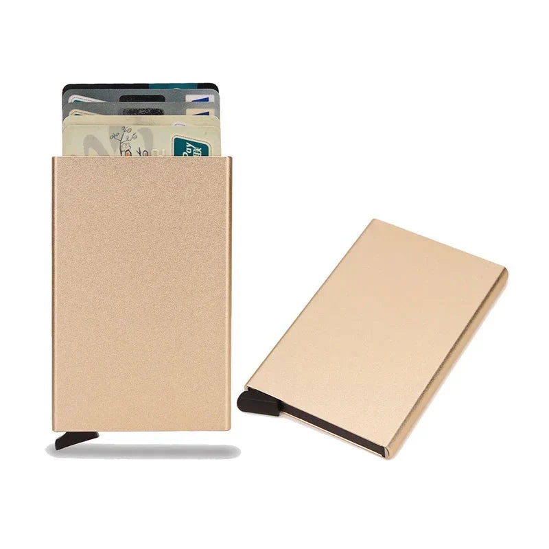 Modern herenaccessoire: dunne metalen RFID creditcardhouder, slimme en veilige portemonnee.