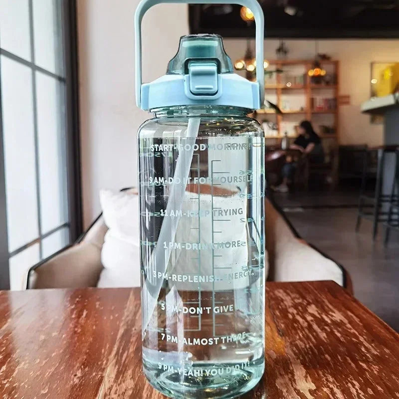 Actieve persoon drinkt uit 2L sportfles met rietje; toont gemak en effectiviteit van de hydratatiefles tijdens oefening.