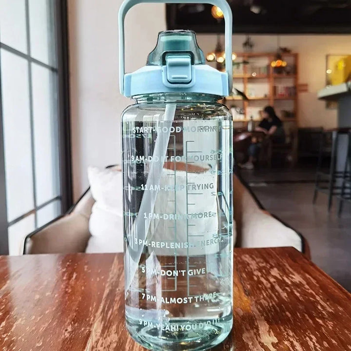 Actieve persoon drinkt uit 2L sportfles met rietje; toont gemak en effectiviteit van de hydratatiefles tijdens oefening.
