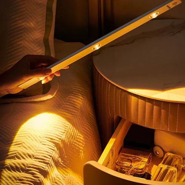 Compacte draadloze LED lamp met bewegingssensor; biedt gemakkelijke, automatische verlichting overal.