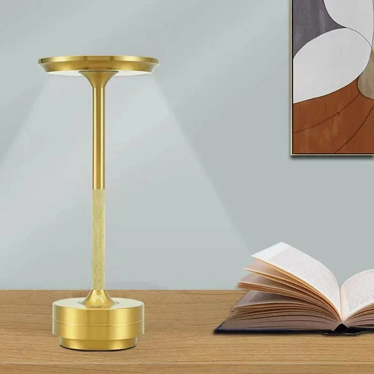 Detailopname van de moderne zwarte tafellamp, LED verlichting en strakke lijnen, perfect voor design liefhebbers.