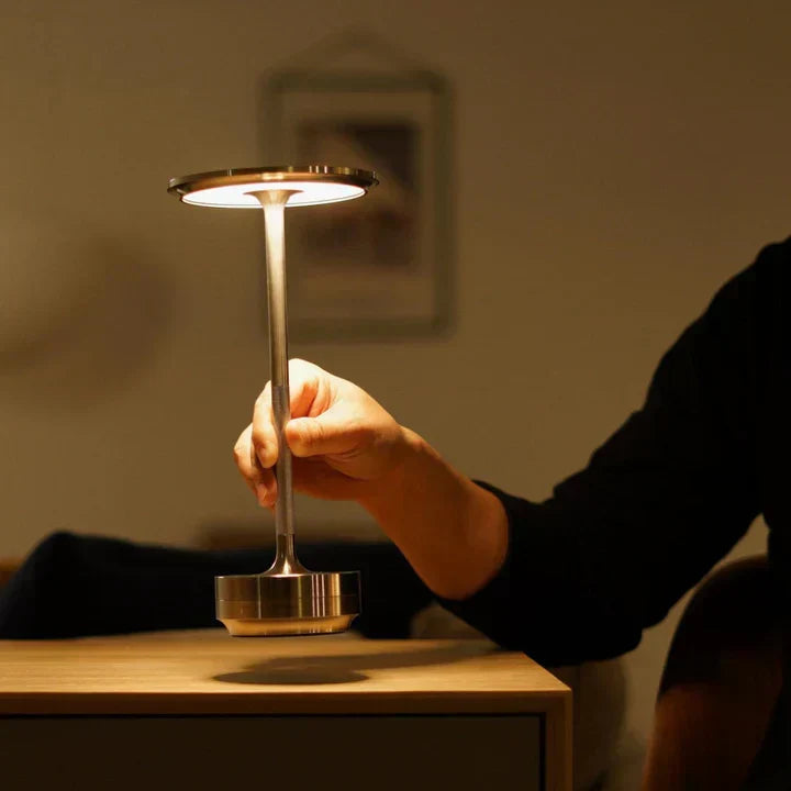 Minimalistische zilveren dimbare LED tafellamp, draadloos en oplaadbaar, voor een strakke look in huis.