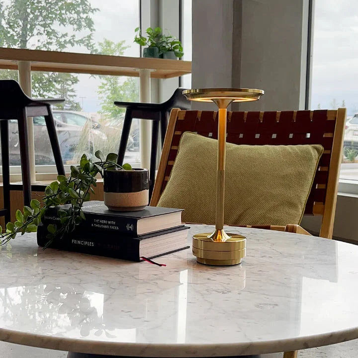 Draadloze design tafellamp met energiezuinige LED, dimbaar voor de perfecte ambiance, oplaadbaar gemak.