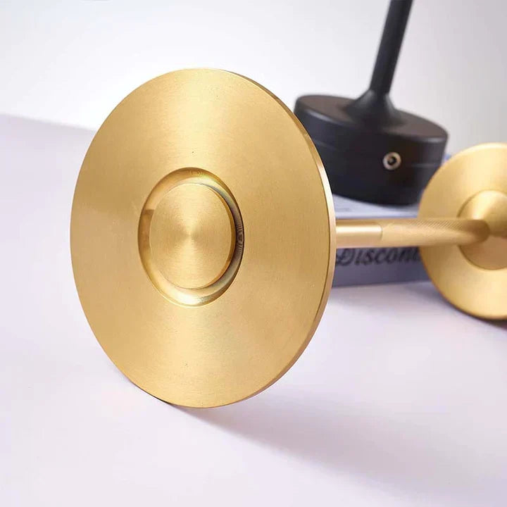 Close-up van de oplaadbare LED tafellamp in goud, met aanraakbediening voor dimfunctie. Hoogwaardig design.