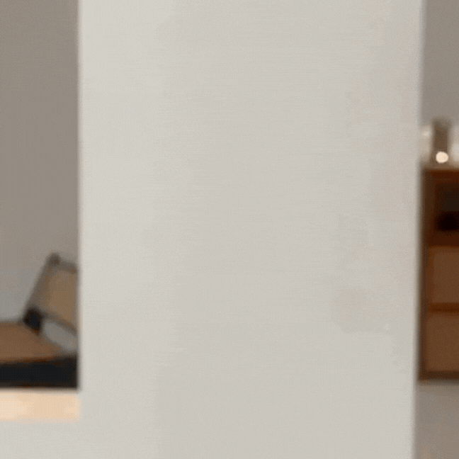 Draadloze LED tafellamp staat op houten bijzettafel, sfeervolle verlichting binnen.
