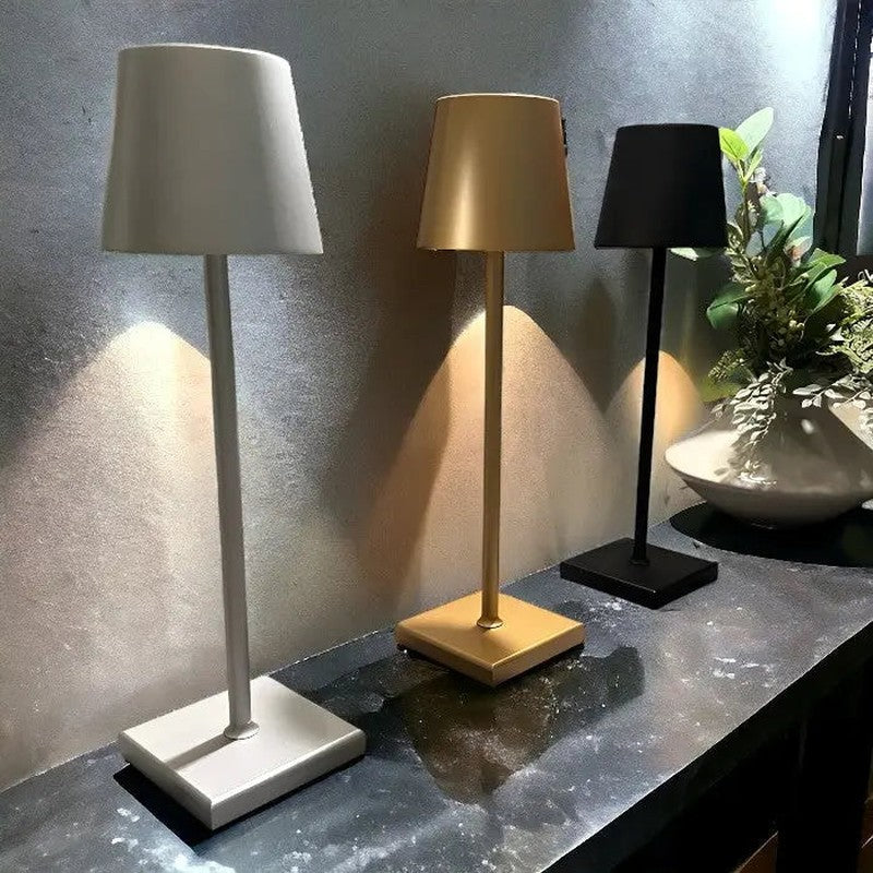 Draadloze oplaadbare LED tafellamp, elegant Scandinavisch design, geschikt voor binnen en buiten, duurzaam aluminium.