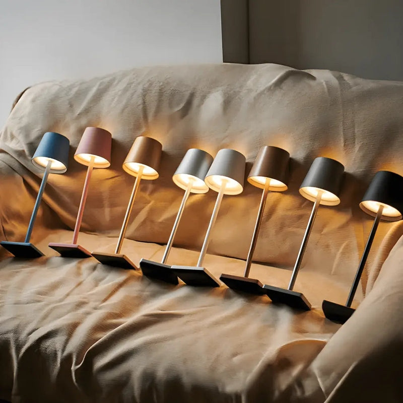 Moderne draadloze LED tafellamp op eettafel, perfect voor sfeervolle binnenverlichting.