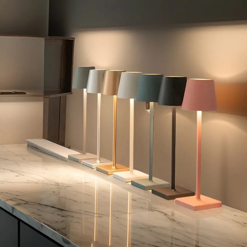 Draadloze oplaadbare LED tafellamp, elegant Scandinavisch design, geschikt voor binnen en buiten, duurzaam aluminium.