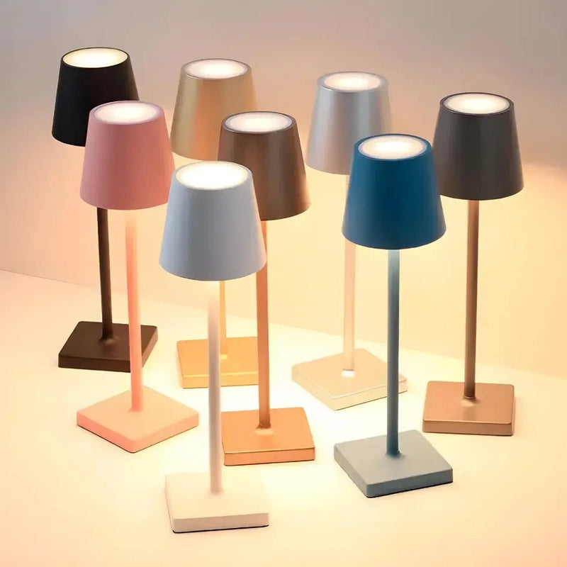 Draadloze oplaadbare LED tafellamp, elegant Scandinavisch design, geschikt voor binnen en buiten, duurzaam aluminium.