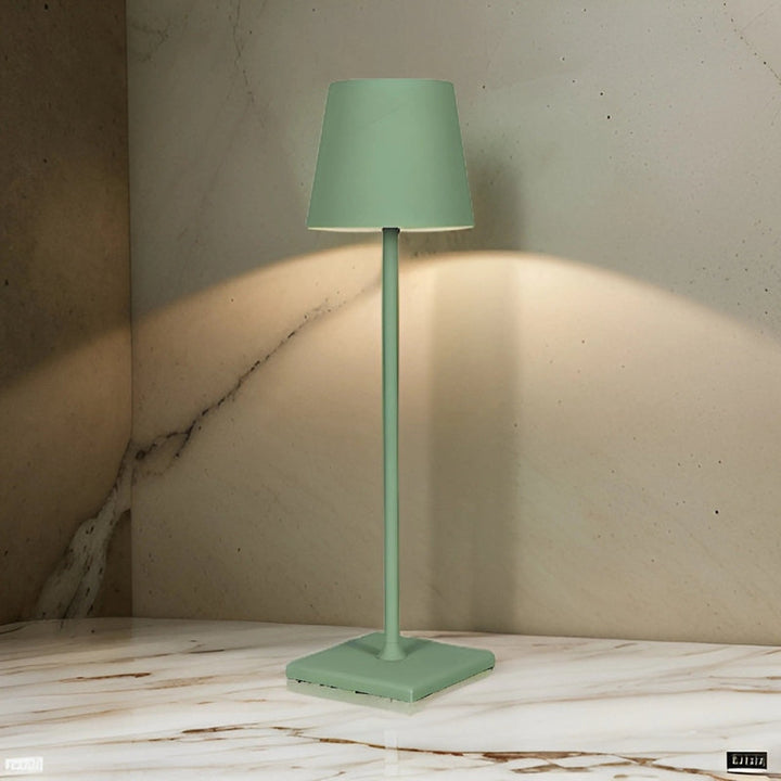 Elegante aluminium designlamp, draadloze LED tafellamp met moderne Scandinavische uitstraling.
