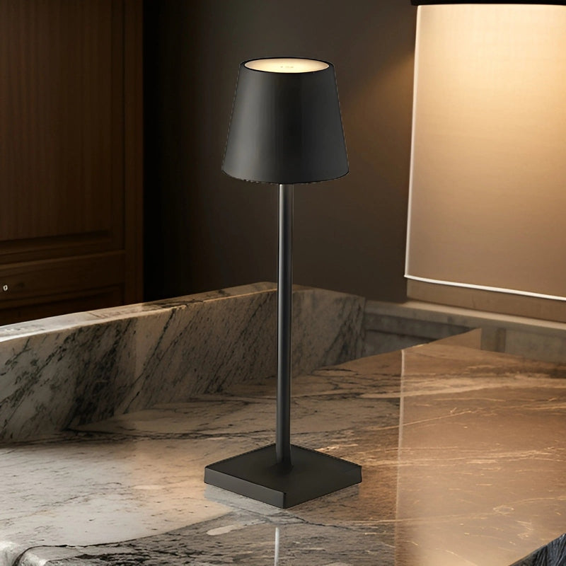 Draadloze oplaadbare LED tafellamp, elegant Scandinavisch design, geschikt voor binnen en buiten, duurzaam aluminium.