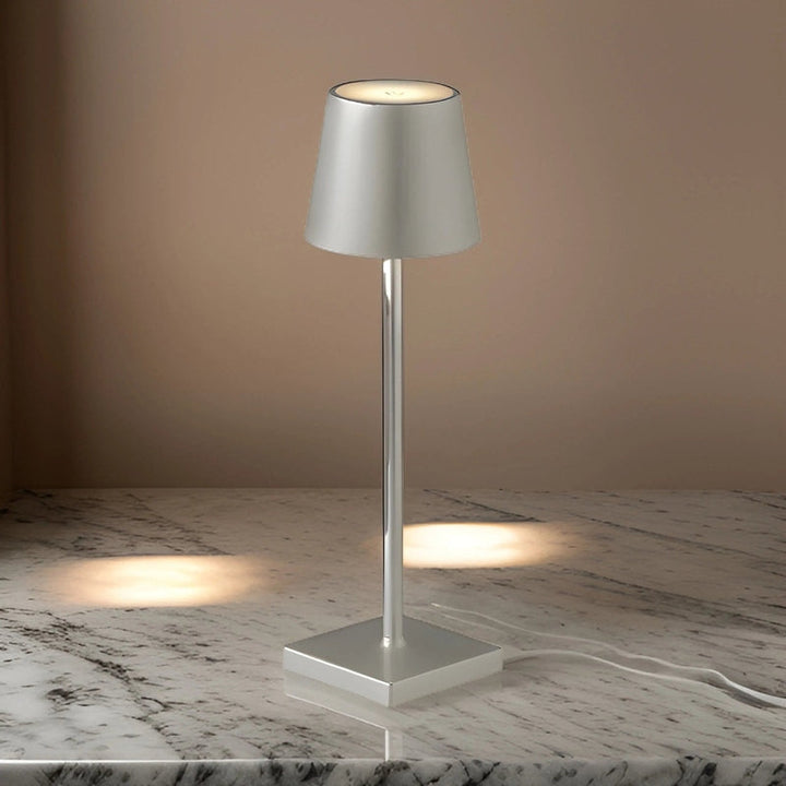 Draadloze LED balkonlamp, oplaadbaar en modern design voor compacte buitenruimtes.