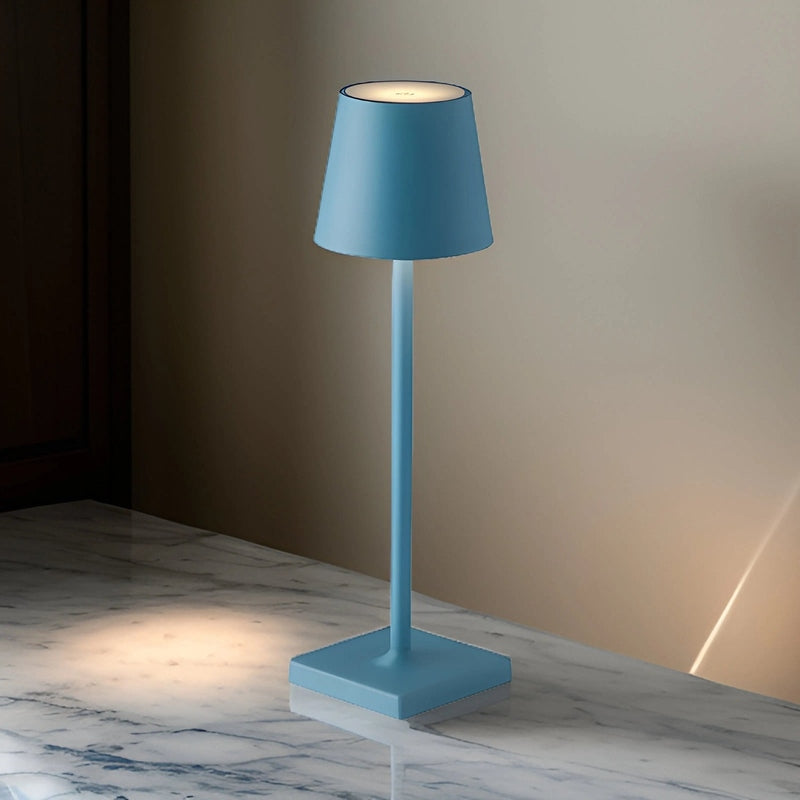 Stijlvolle draadloze LED tafellamp op een gedekte tafel, voor gezellige diners binnen.