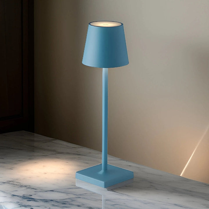 Stijlvolle draadloze LED tafellamp op een gedekte tafel, voor gezellige diners binnen.