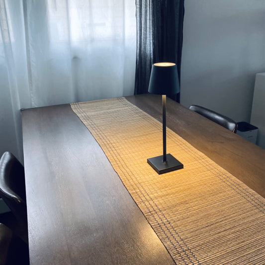 "Draadloze oplaadbare tafellamp, slank en modern ontwerp, ideaal voor elk interieur, met touch bediening en USB oplaadbaar."