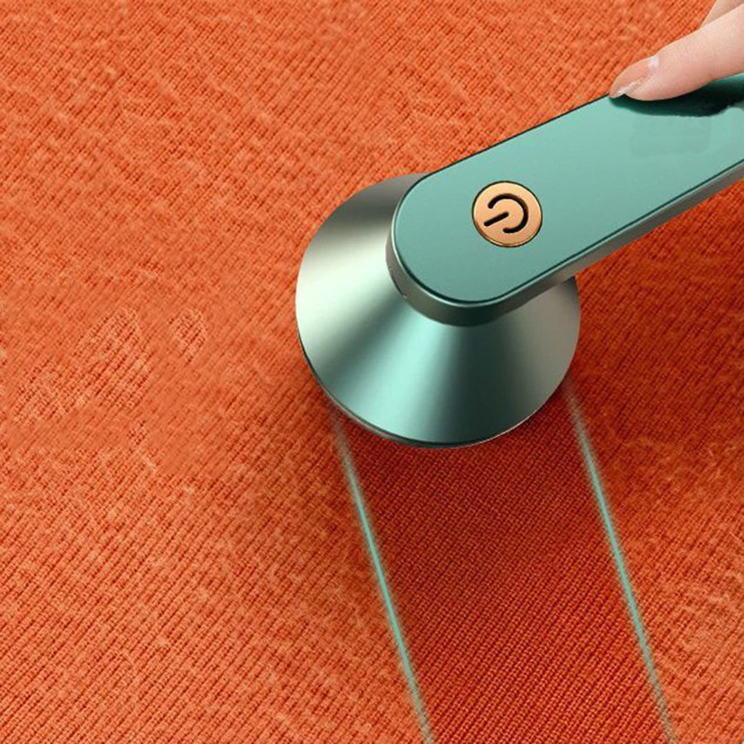 Detail van de oplaadbare pluizenverwijderaar met scherp scheerblad, klaar om kleding en stoffen te onderhouden.
